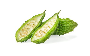 Momordica charantia meyvesi beyaz arka planda izole edilmiş