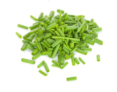 Doğranmış yeşil soğan, beyaz arka planda izole edilmiş.