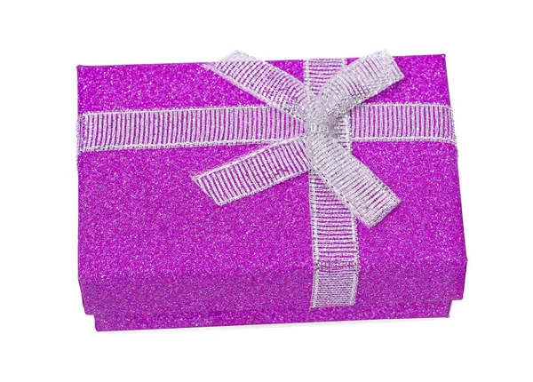 Fioletowy pudełko prezent izolowany na białym tle. Ścieżka wycinania — Zdjęcie stockowe