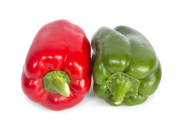 Két friss piros és zöld paprika egy elszigetelt fehér hát — Stock Fotó
