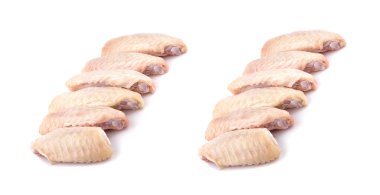 Çiğ tavuk kanatları, beyaz arka planda izole edilmiş.