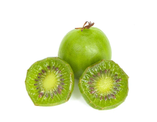 Mini kiwi berry um isolado no fundo branco — Fotografia de Stock