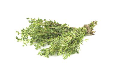 Taze yeşil kekik. Beyaz arka planda izole edilmiş.
