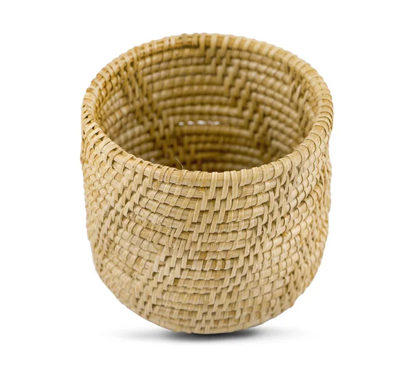 Boş hasır sepet, beyaz arkaplanda izole edilmiş.