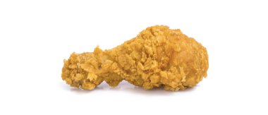 Sıcak ve çıtır çıtır kızarmış tavuk bacakları beyaz arka planda izole edilmiş.