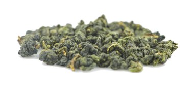 Kuru oolong çay yaprakları beyaz arka planda izole edilmiş.
