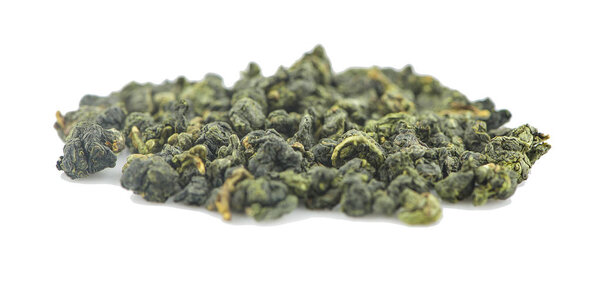 Сухой чай улун оставляет изолированный на белом фоне