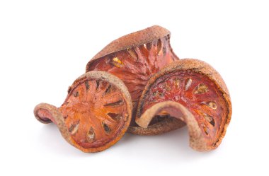 Kurumuş ayva dilimleri beyaz arkaplanda izole edilmiş