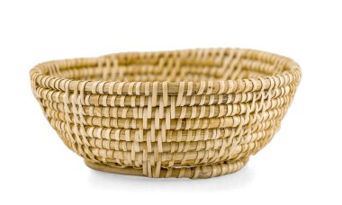 Eski dokuma sepeti. Beyaz arka planda izole edilmiş.