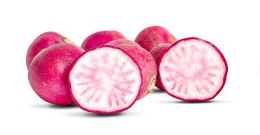 Küçük turp, beyaz arka planda izole edilmiş.