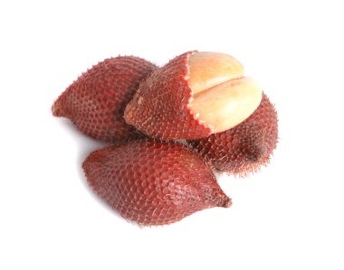 Salak meyvesi, Salacca zalacca beyaz arka planda izole edilmiş.