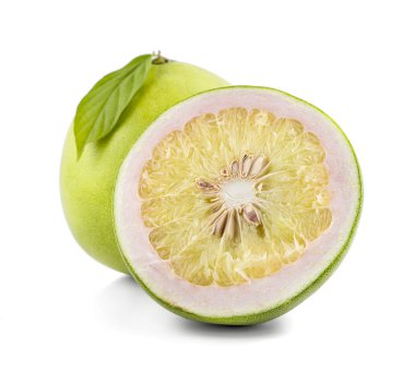 Pomelo meyvesi beyaz arka planda izole edilmiş