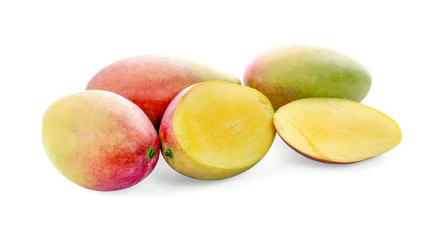 Mango maturo un isolato su sfondo bianco. Percorso di ritaglio — Foto Stock