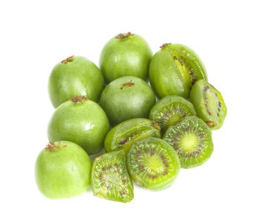Mini kivi meyvesi, beyaz arka planda izole edilmiş.