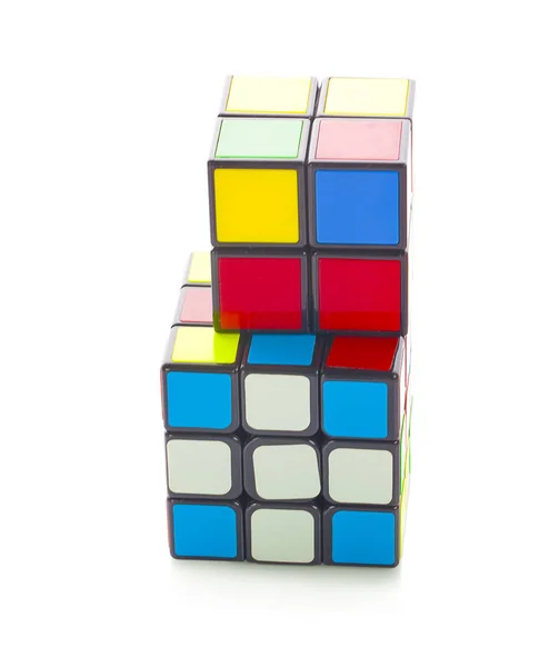 Фетчабури. 10 июня 2019 года. Куб Рубика на белом фоне — стоковое фото