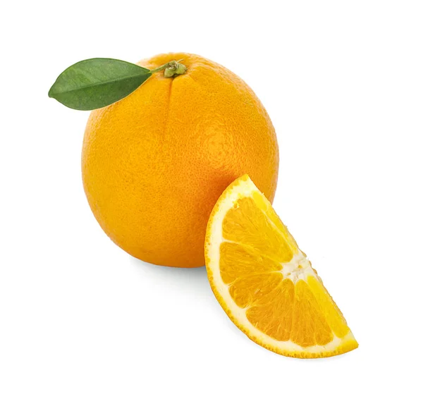 Fruta laranja. Fatia de laranja um isolado no branco. Com recorte p — Fotografia de Stock