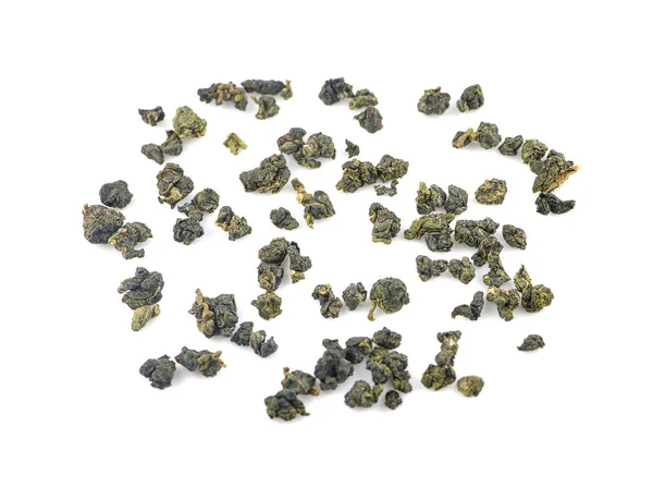 Сухе довге листя чаю ізольоване на білому тлі — стокове фото