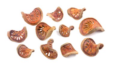 Kurumuş ayva dilimleri beyaz arkaplanda izole edilmiş