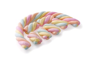 Renkli şekerlemeler beyaz arka planda izole edilmiş