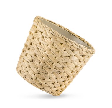 Eski dokuma sepeti. Beyaz arka planda izole edilmiş.