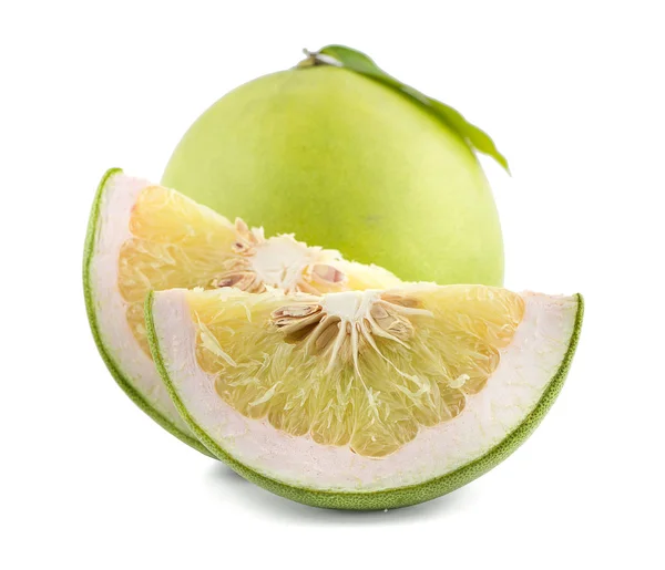 Pomelo fruto un aislado sobre fondo blanco — Foto de Stock