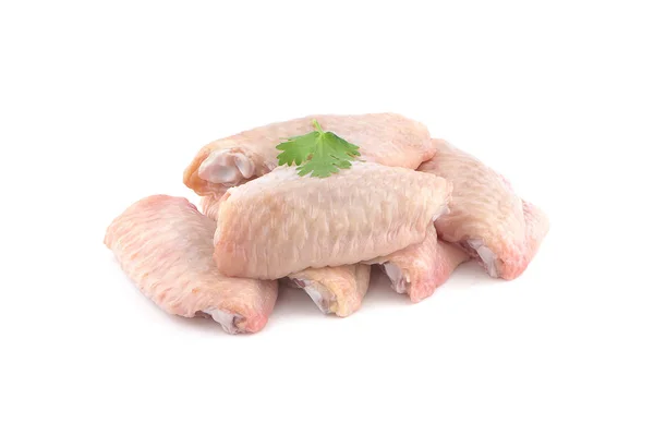 Çiğ tavuk kanatları, beyaz arka planda izole edilmiş.