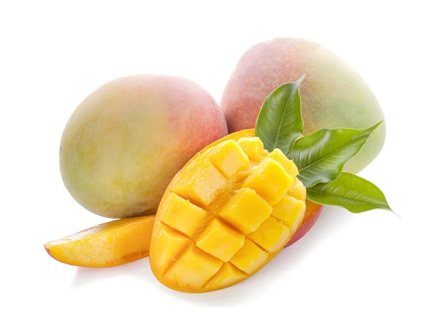 Mango Frutta Con Cubetti Mango Fette Isolato Uno Sfondo Bianco — Foto Stock