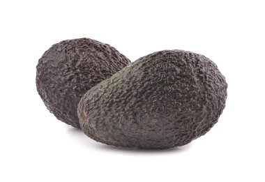 Avokado meyvesi beyaz arka planda izole edilmiş