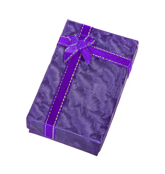 Fialová dárková krabice s fialovým lukem izolované na bílém pozadí — Stock fotografie