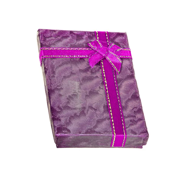 Dárková krabice s fialovým lukem izolované na bílém pozadí — Stock fotografie