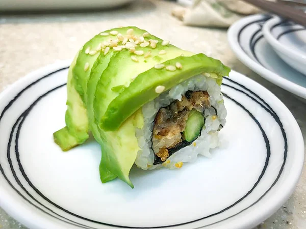 Avocado Sushi rollt einen isolierten Hintergrund — Stockfoto