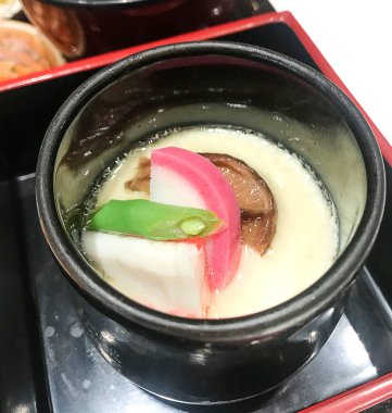 Japon usulü yumurta kreması izole edilmiş.