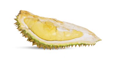 durian beyaz arkaplanda izole edilmiş bir kabuk soyar.