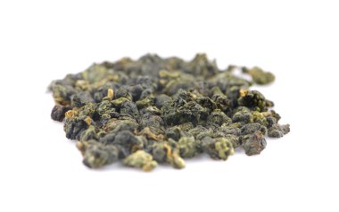 Beyaz zemin üzerinde kuru oolong çay yaprakları izole