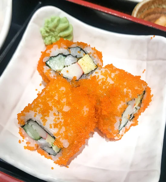 Sushi-Teller isoliert auf weißem Hintergrund — Stockfoto