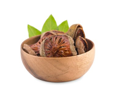 Tahta kasede kurutulmuş ayva dilimleri beyaz arka planda izole edilmiş.