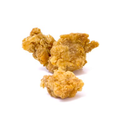 Kızarmış tavuk külçeleri beyaz arka planda izole edilmiş.