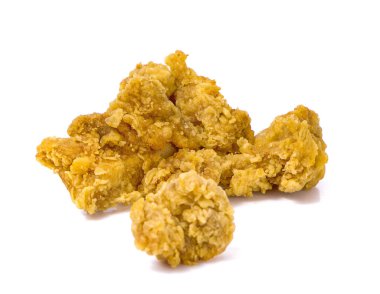 Kızarmış tavuk külçeleri beyaz arka planda izole edilmiş.