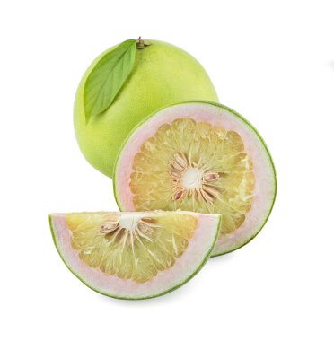 Dilimlenmiş pomelo beyaz arkaplanda izole