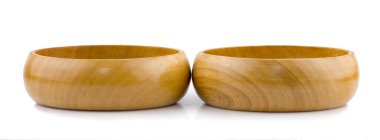 Tahta kase beyaz arka planda izole edilmiş.