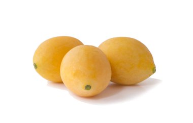 Tatlı olgun Marian eriği Tayland meyvesi beyaz arka planda izole edilmiş