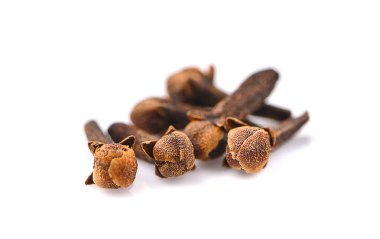 beyaz arkaplanda soyutlanmış bir karanfil