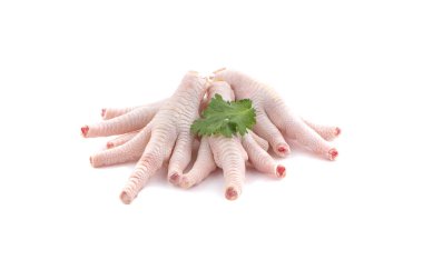 Tavuk ayakları beyaz arka planda izole edilmiş