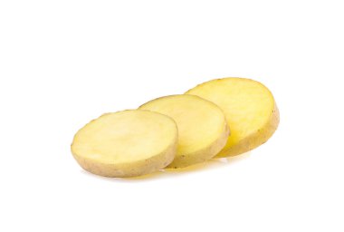 Dilimlenmiş patates, beyaz arka planda izole edilmiş.