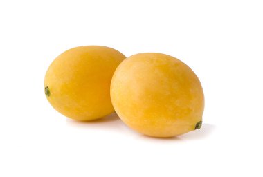 Tatlı olgun Marian eriği Tayland meyvesi beyaz arka planda izole edilmiş