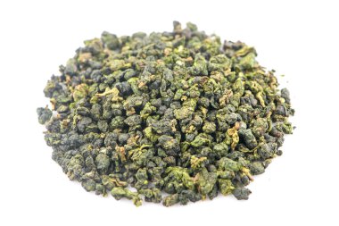 Kuru oolong çay yaprakları beyaz arka planda izole edilmiş.