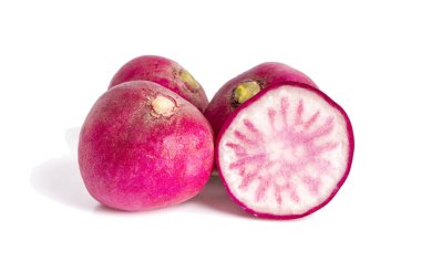 Küçük turp, beyaz arka planda izole edilmiş.