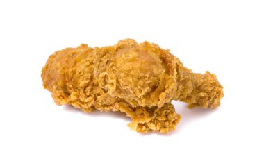 Sıcak ve çıtır çıtır tavuk budu. Beyaz arka planda izole edilmiş.