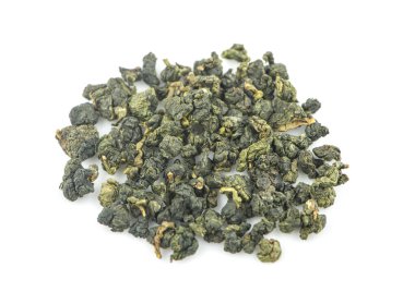 Kuru oolong çay yaprakları beyaz arka planda izole edilmiş.