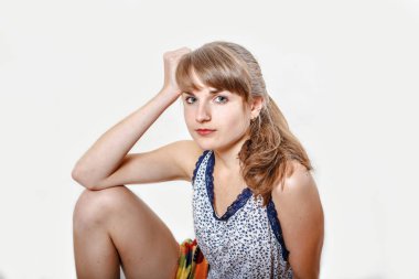 Duygusal olarak izole beyaz arka plan yaşam tarzı insanlar kavramı poz genç güzel kız. 